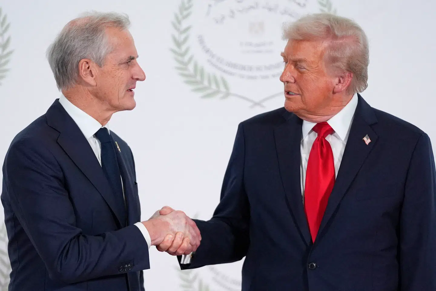 Norges statsminister, Jonas Gahr Støre (tv.), har modtaget et brev fra Donald Trump, hvor han endnu en gang hiver nobelprisen på banen.