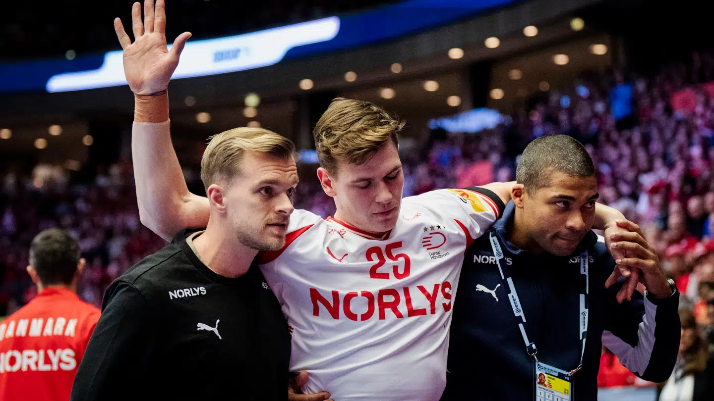 Johan Hansen og Mads Mensah bære Lukas Jørgensen ud under EHF Euro 2026 gruppe B herrehåndboldkampen mellem Danmark og Rumænien i Jyske Bank Boxen i Herning søndag den 18. januar 2026.