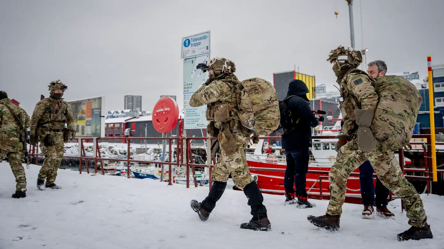 Forsvaret øger aktivitetsniveauet i og omkring Grønland i tæt samarbejde med NATO-allierede. Her ses danske soldater gå i land i havnen i Nuuk søndag.