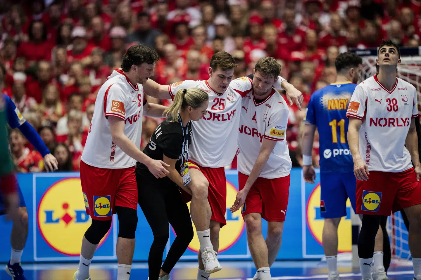 Lukas Jørgensen blev båret fra banen af holdkammerater og fysioterapeuet Anja David Greve efter sit uheld mod Rumænien.