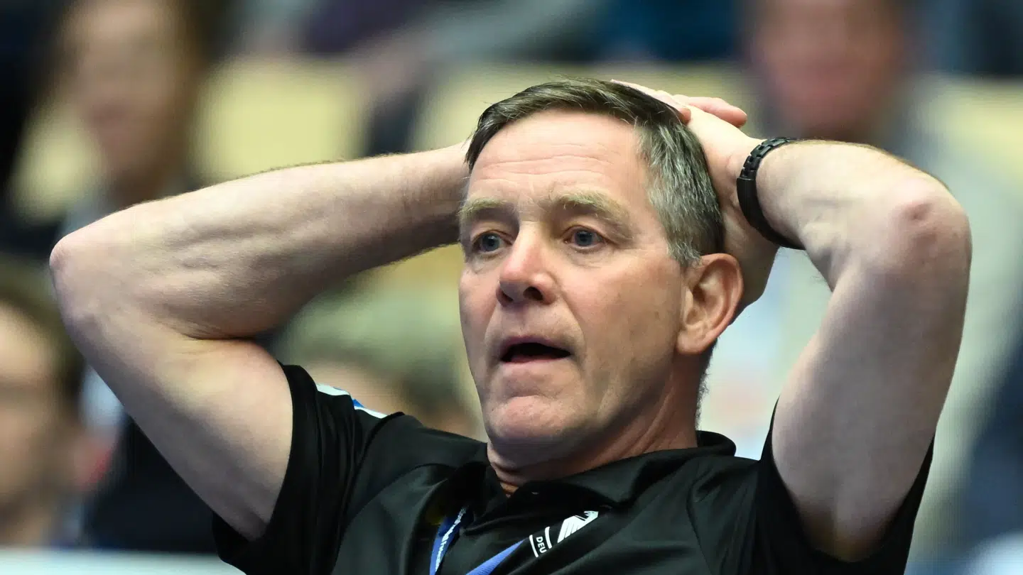 Tysklands landstræner Alfred Gislason kom uheldigt i hovedrollen i nederlaget til Serbien. En tidligt taget timeout forhindrede en tysk udligning. Og det kostede dyrt.