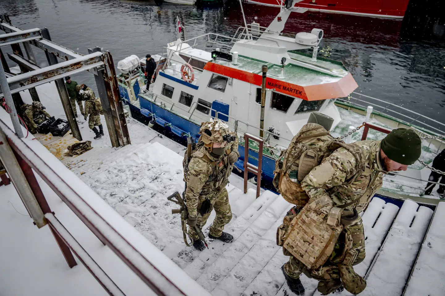 Danske soldater gik søndag i land i havnen i Nuuk, Grønland.
