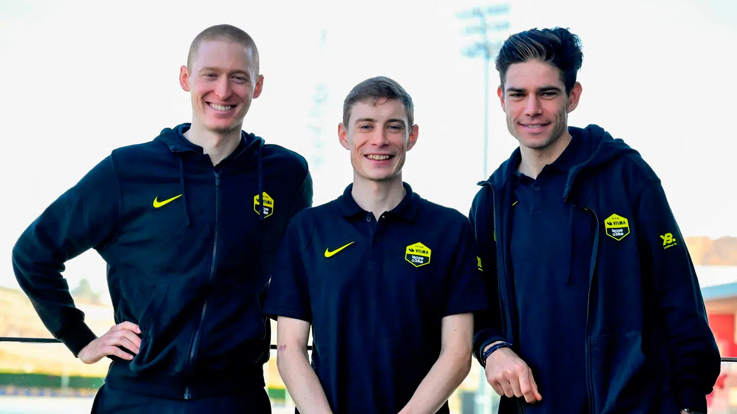 Jonas Vingegaard (i midten) var selvsagt en af de mest ombejlede personer på mediedagen. Her ses han med holdkammeraterne Matteo Jorgenson (tv.) og Wout van Aert.