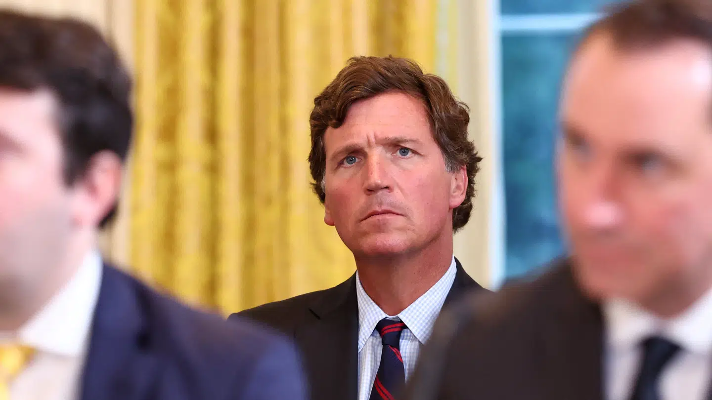 Tucker Carlson er podcastvært er flere gange blevet beskyldt for, at tale Ruslands sag.