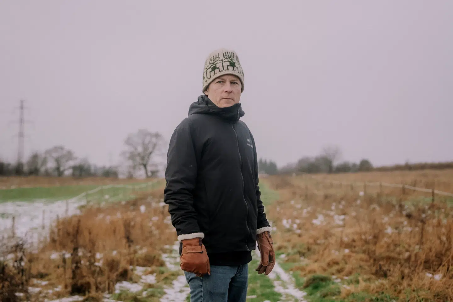 Torben Redder er nabo til Weibel. Han frygter, at han nu skal leve resten af sit liv ved siden af et ulovligt testcenter.