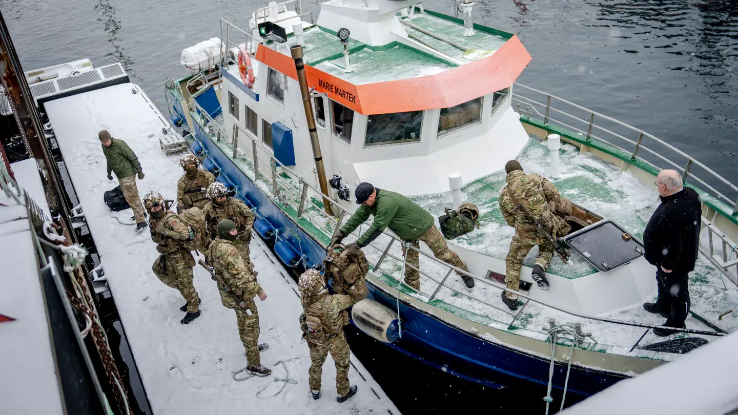 Forsvaret øger tilstedeværelsen i og omkring Grønland i tæt samarbejde med NATO-allierede. Her ses danske soldater gå i land i havnen i Nuuk søndag.