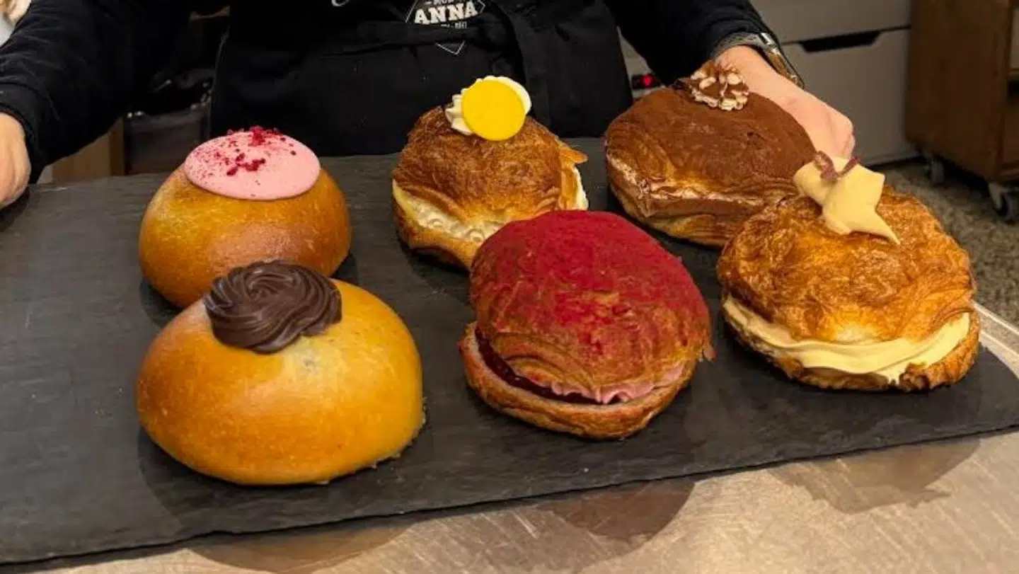 Lige så hurtigt, de i bageriet Mor Anna kan bage fastelavnsbollerne, lige så hurtigt får de dem solgt.