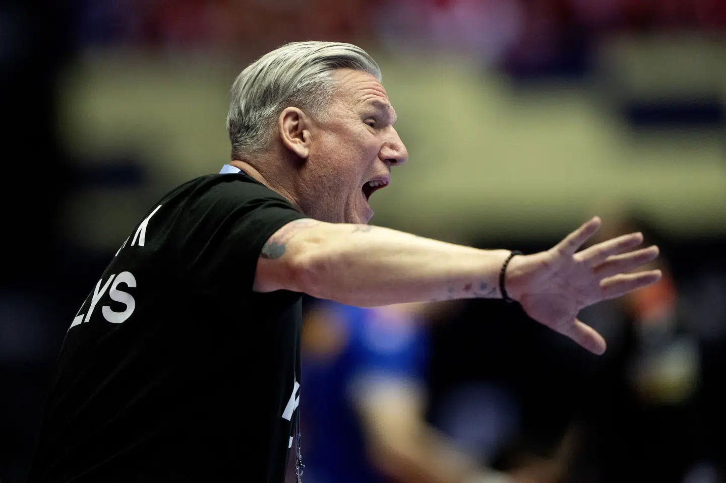 Nikolaj Jacobsen skældte ud på sit forsvar i de første 30 minutter af EM-gruppekampen mod Rumænien.