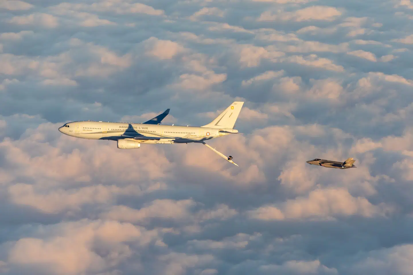 Danske F-35-kampfly gennemfører træning i at operere i Grønland. Træningen er blevet støttet af et fransk MRTT-tankfly, som har lufttanket de danske kampfly undervejs fra Danmark til den grønlandske østkyst nær Kulusuk, hvor træningen foregik. Flyene overfløj Færøerne undervejs til Sydøstgrønland.