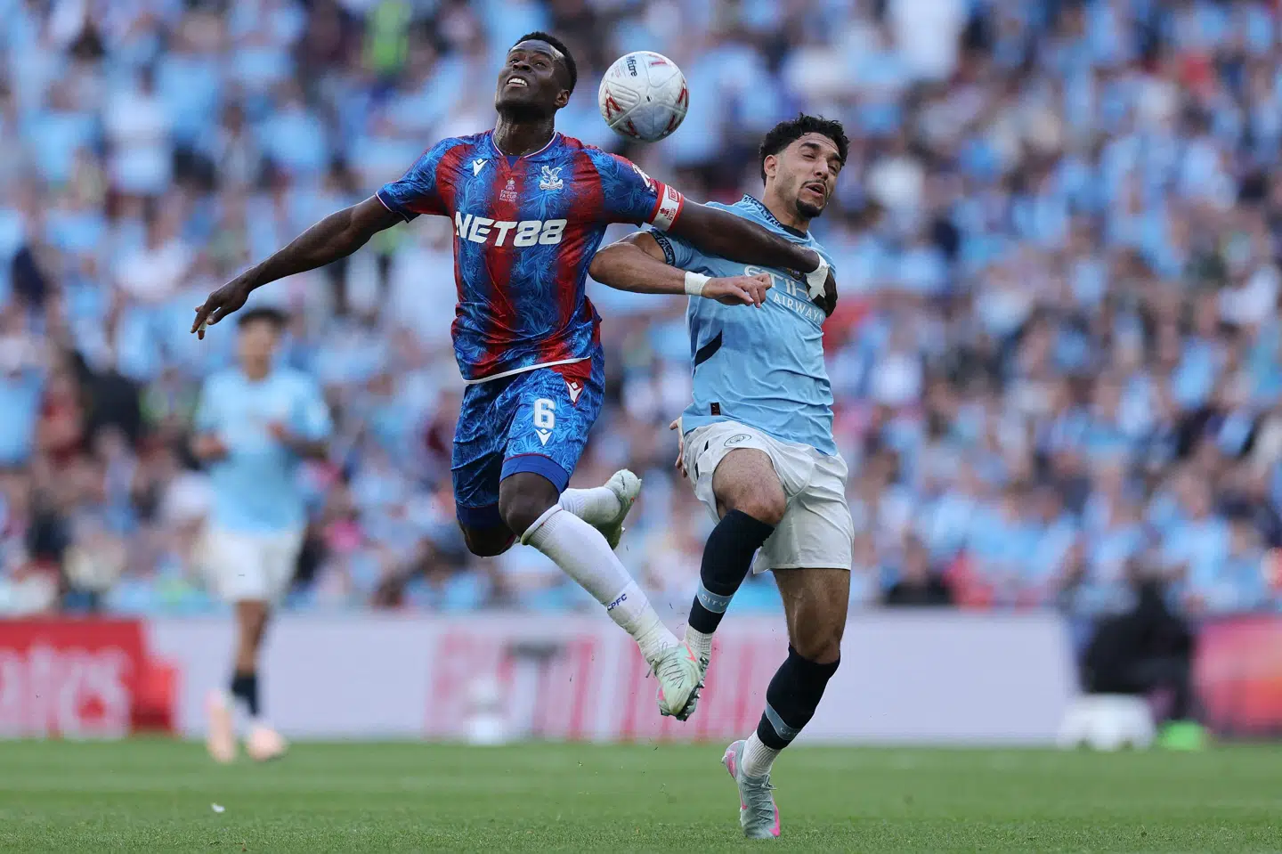 Marc Guéhi var i sidste sæson med til at slå Manchester City i FA Cup-finalen. Nu skal han spille i lyseblåt. (Arkivfoto).
