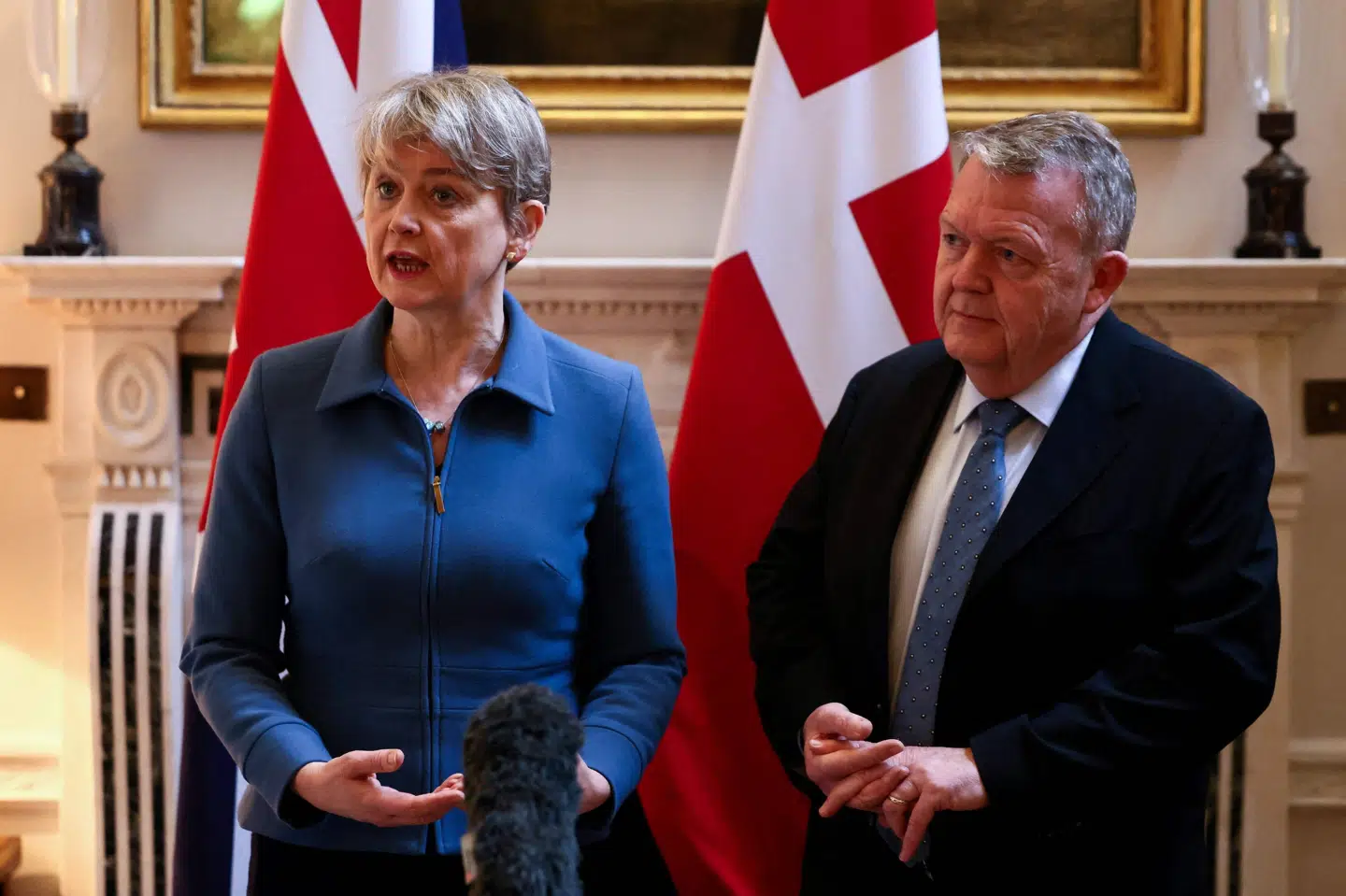 Udenrigsminister Lars Løkke Rasmussen (M) og Storbritanniens udenrigsminister, Yvette Cooper, sagde ord til pressen, inden de startede et møde i London mandag.