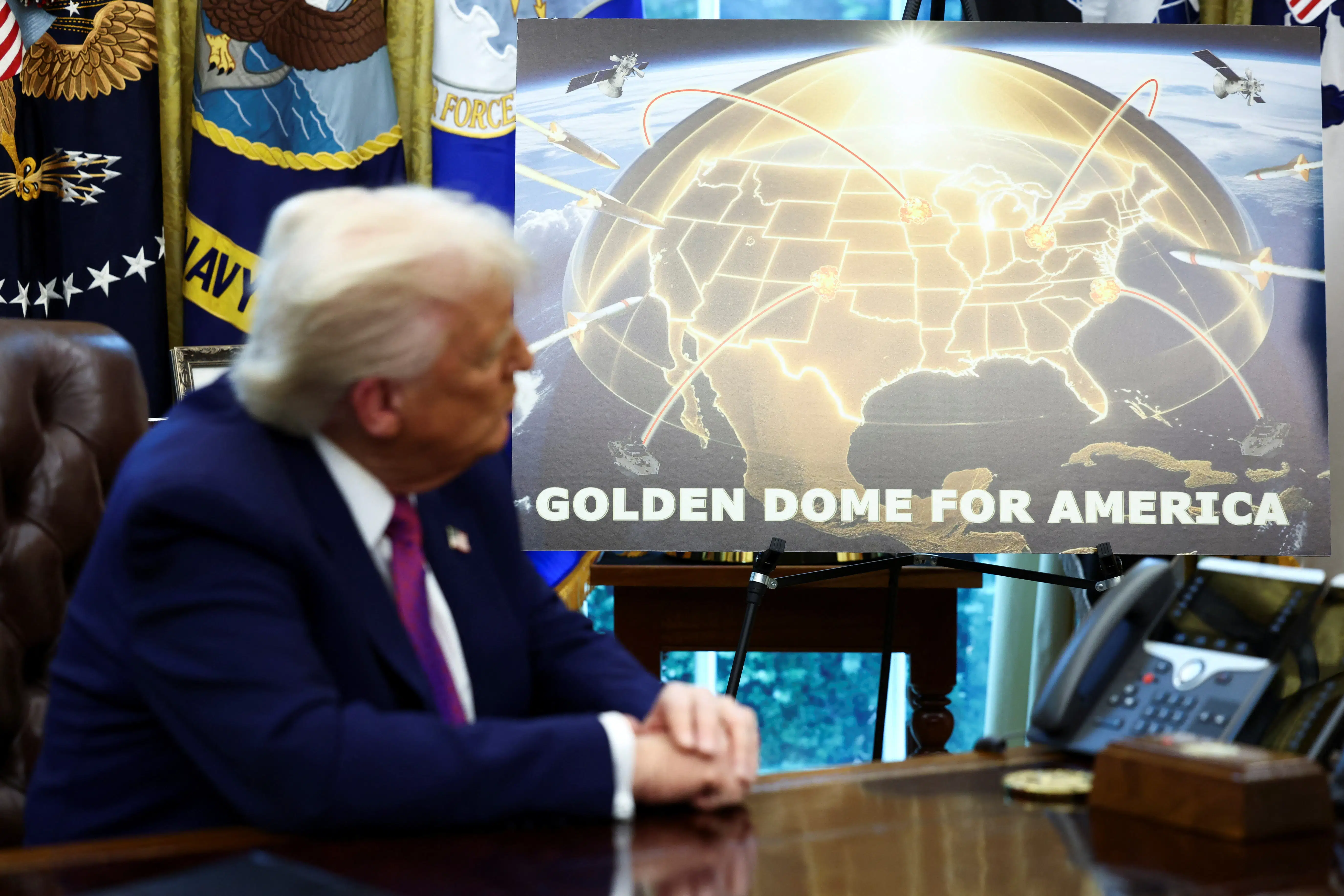 Trump fik skrevet sin »rumlaser« ind i aftalen. Hvad betyder »Golden Dome« for Grønland?