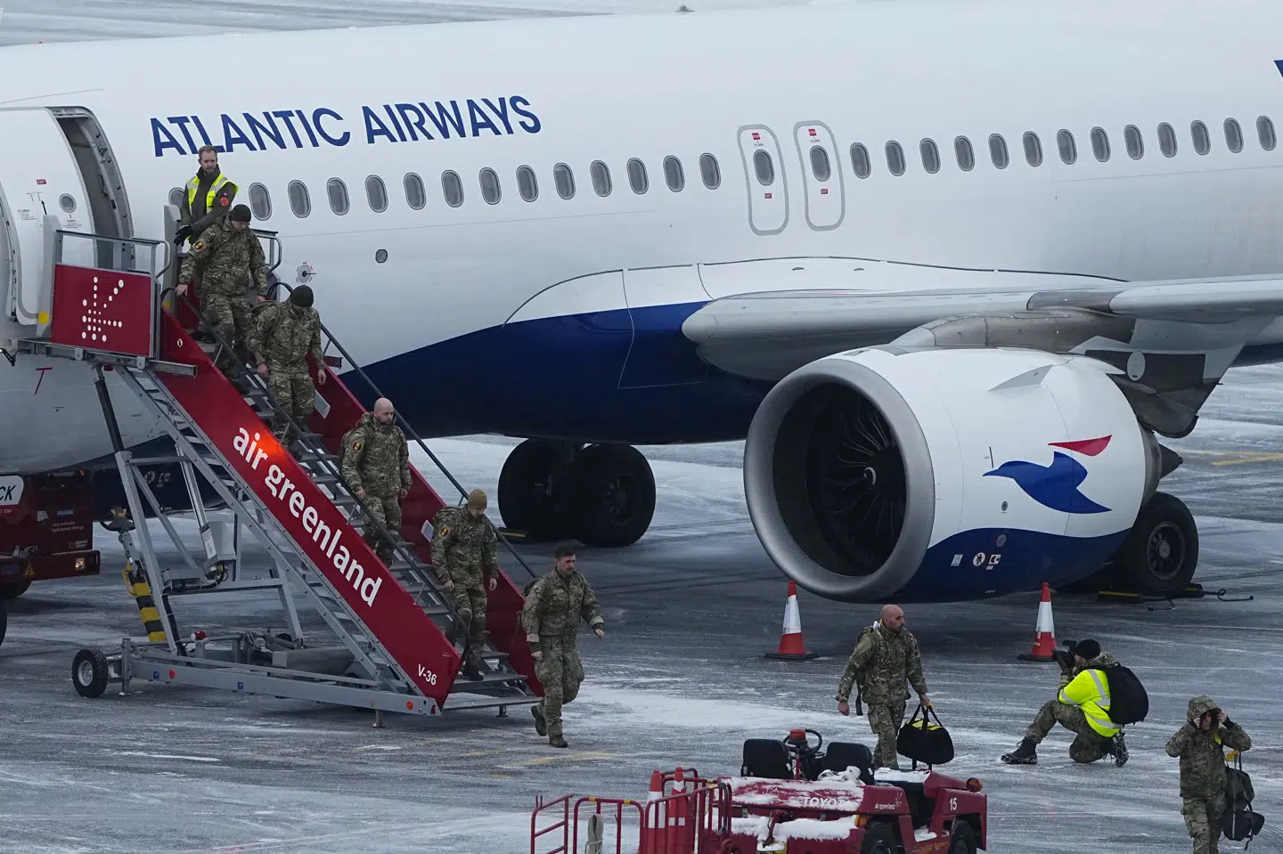 Danske soldater lander i Nuuk Lufthavn mandag aften.