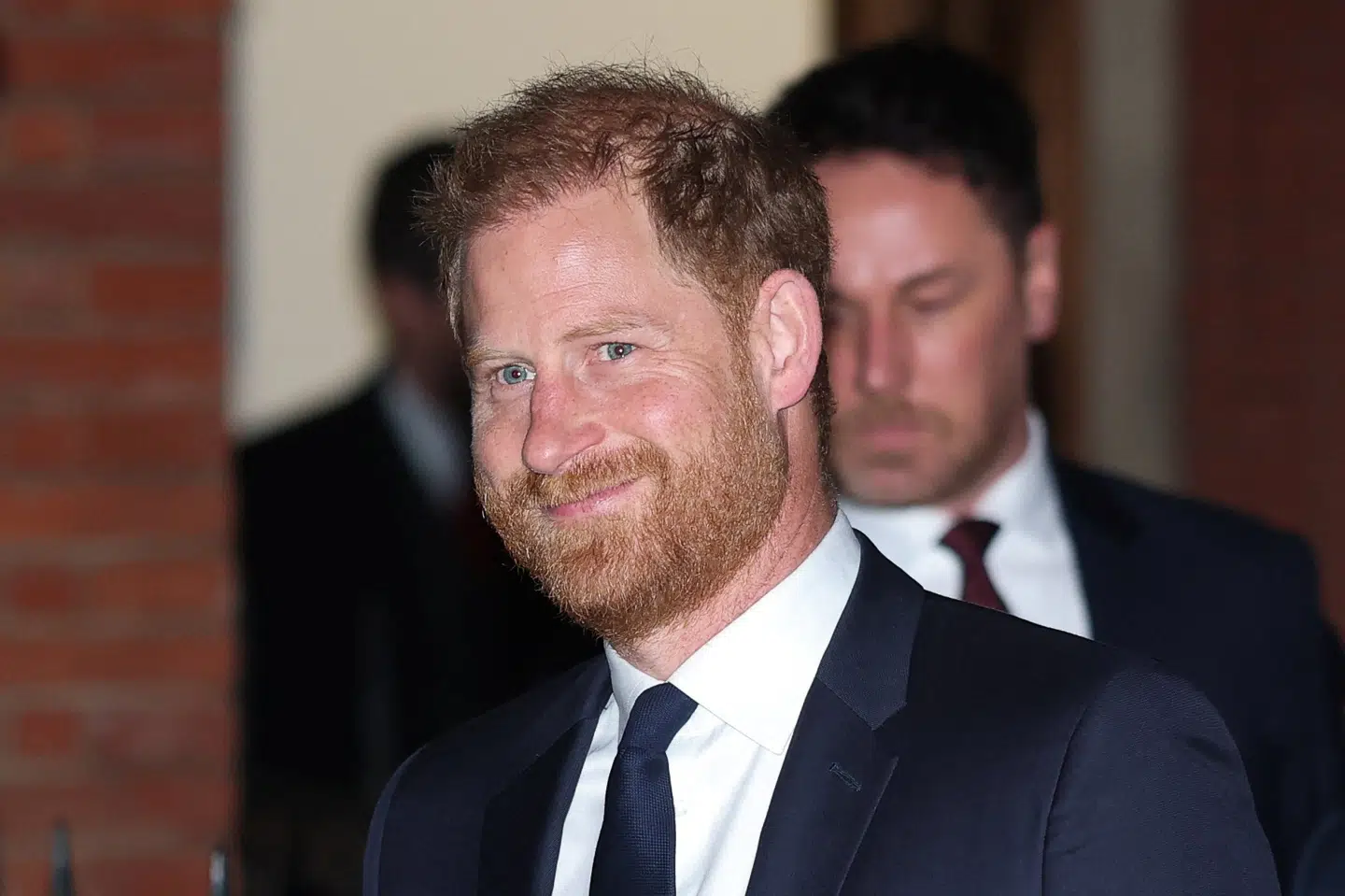 Prins Harry forlader en domstol på førstedagen af en retssag mod to britiske aviser. Sagen ventes at vare ni uger.