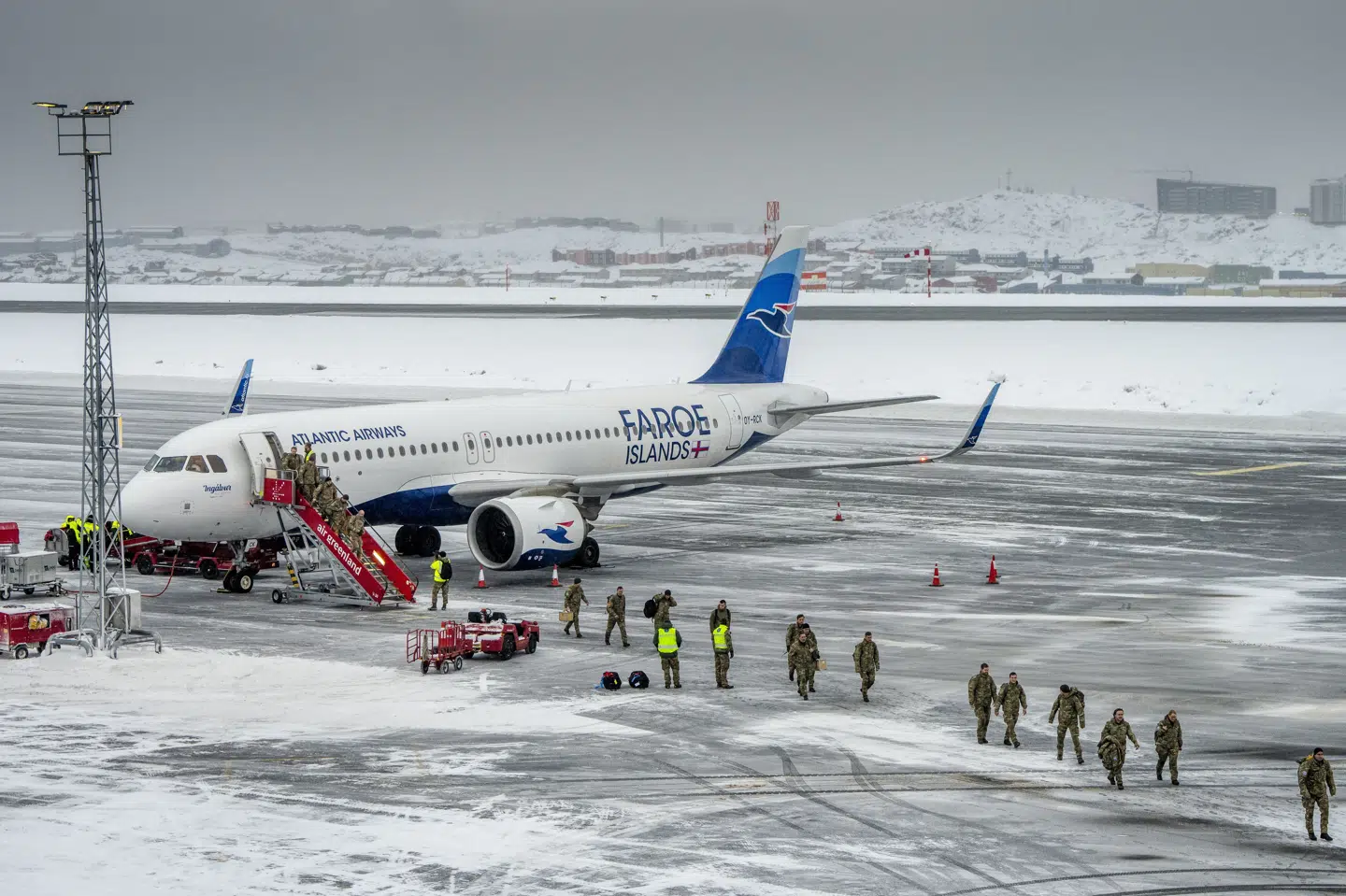 Flere danske soldater landede mandag aften i lufthavnen i Nuuk i Grønland.