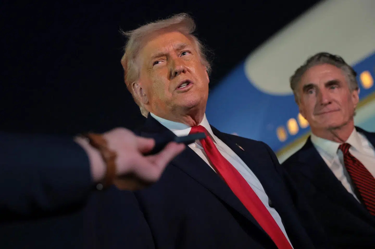 USA's præsident, Donald Trump, talte med journalister, inden han gik om bord på præsidentflyet Air Force One mandag i Florida. Onsdag skal han til Schweiz.