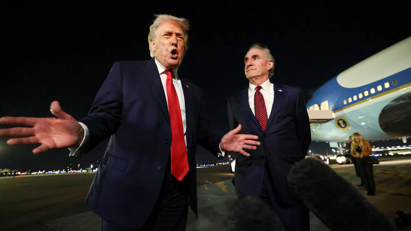 Den amerikanske præsident, Donald Trump, ses her tale med pressen, før han stiger ombord på Air Force One den 19. januar.