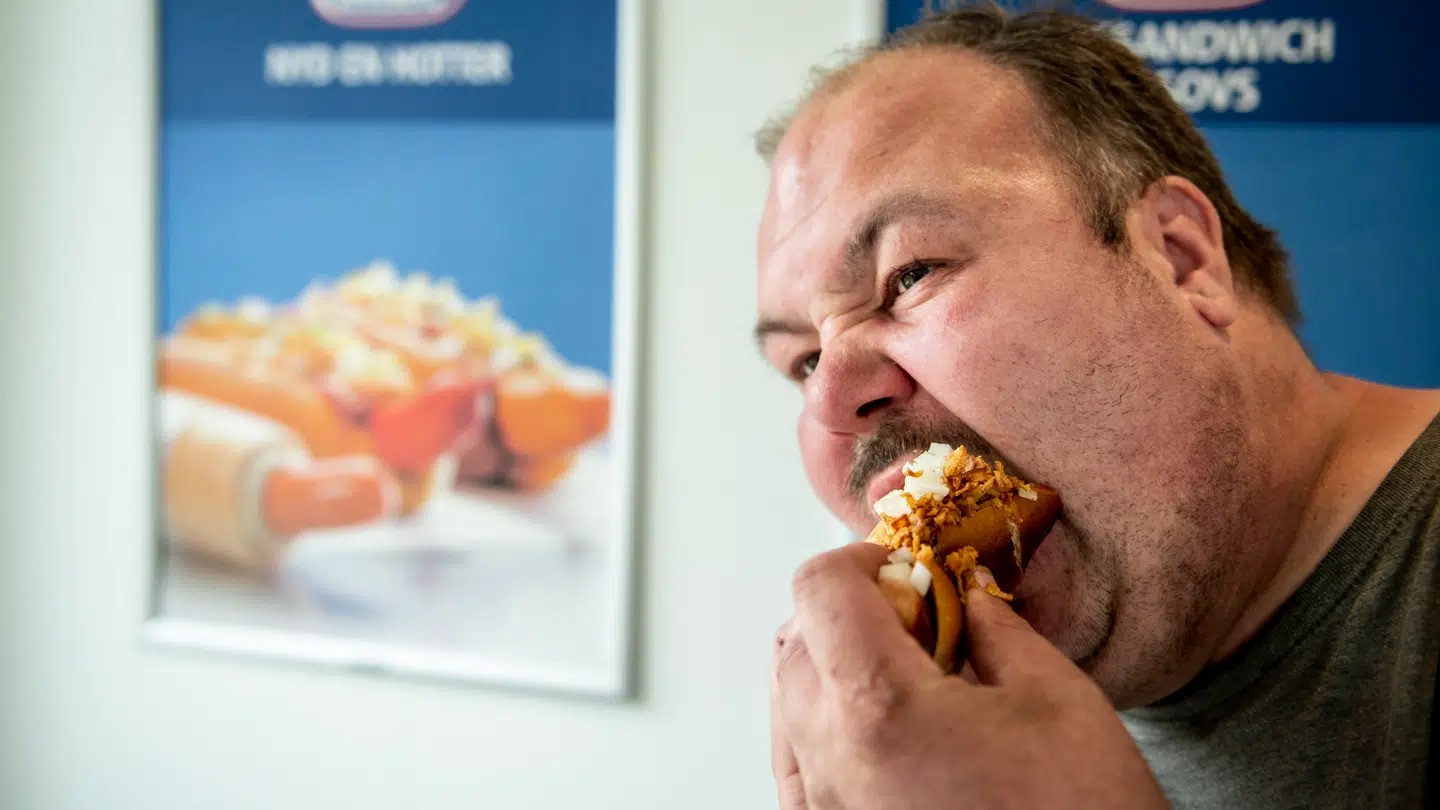 Dennis Okkerstrøm Nielsen blev landskendt da han vandt DM i Hot Dog spisning, efterfølgende er han blevet et ikon på YouTube for videoerne i 'Tour de Grillbar', hvor han spiser grillmad.