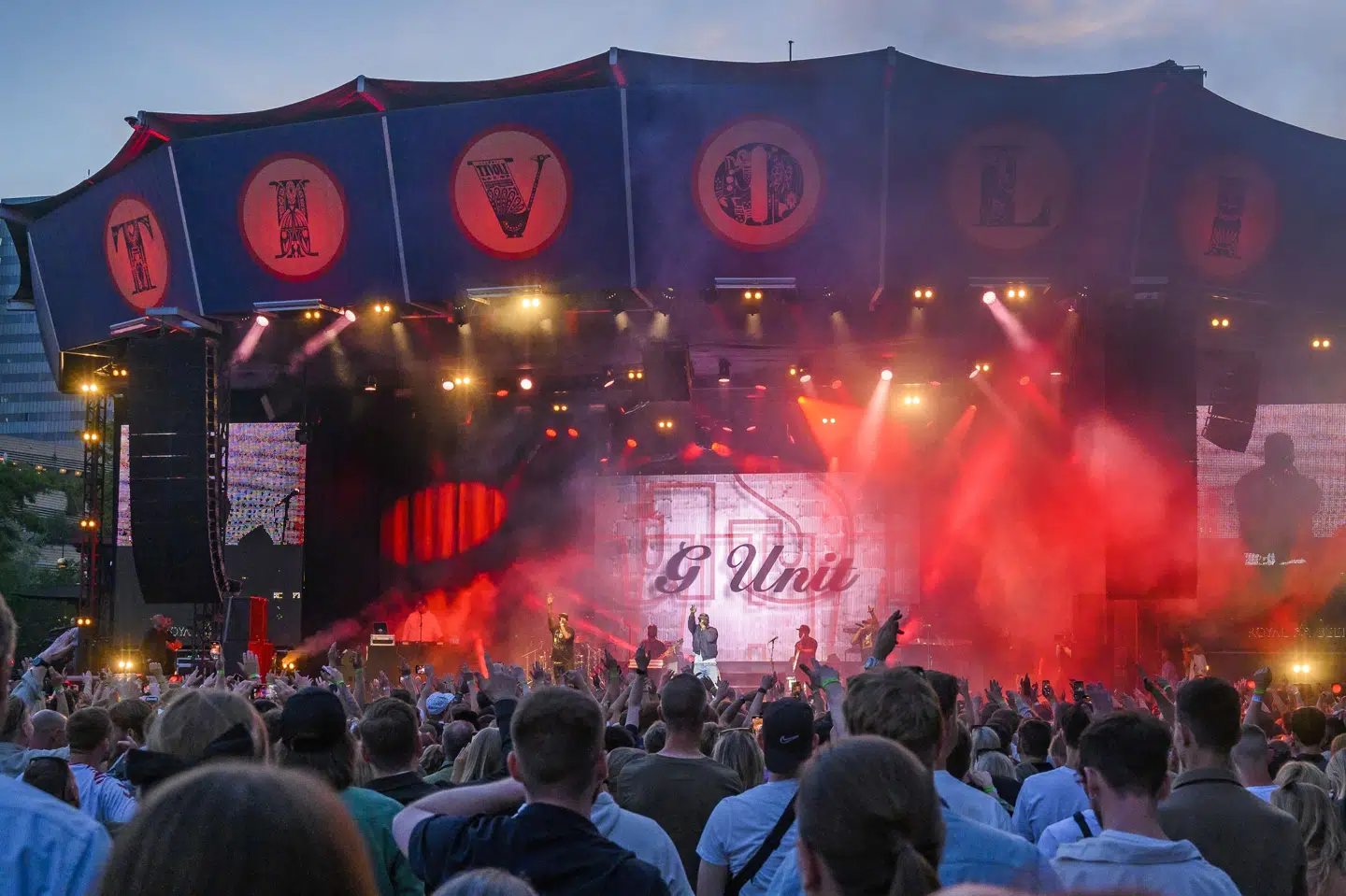 Tivoli i København inviterer fredag efter fredag til Fredagsrock på den store plæne i forlystelsesparken. I 2022 lagde den amerikanske rapper 50 Cent blandt andre vejen forbi og optrådte til Fredagsrock. Fra april skal unge fremover være ledsaget af en voksen, hvis de vil til Fredagsrock. (Arkivfoto).