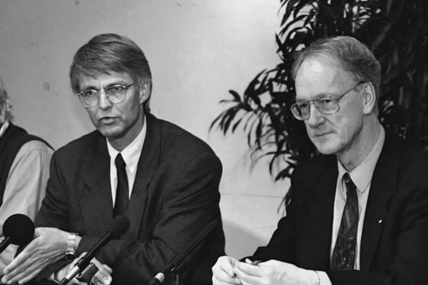 Efter et pressemøde i september 1993 lød det, at Ole Bang, som sidder til højre med navneskiltet foran, kunne fortsætte som direktør. Men få måneder senere, i februar 1994, fratrådte han stillingen. Den 23. december 2025 døde Ole Bang i en alder af 93 år. (Arkivfoto).