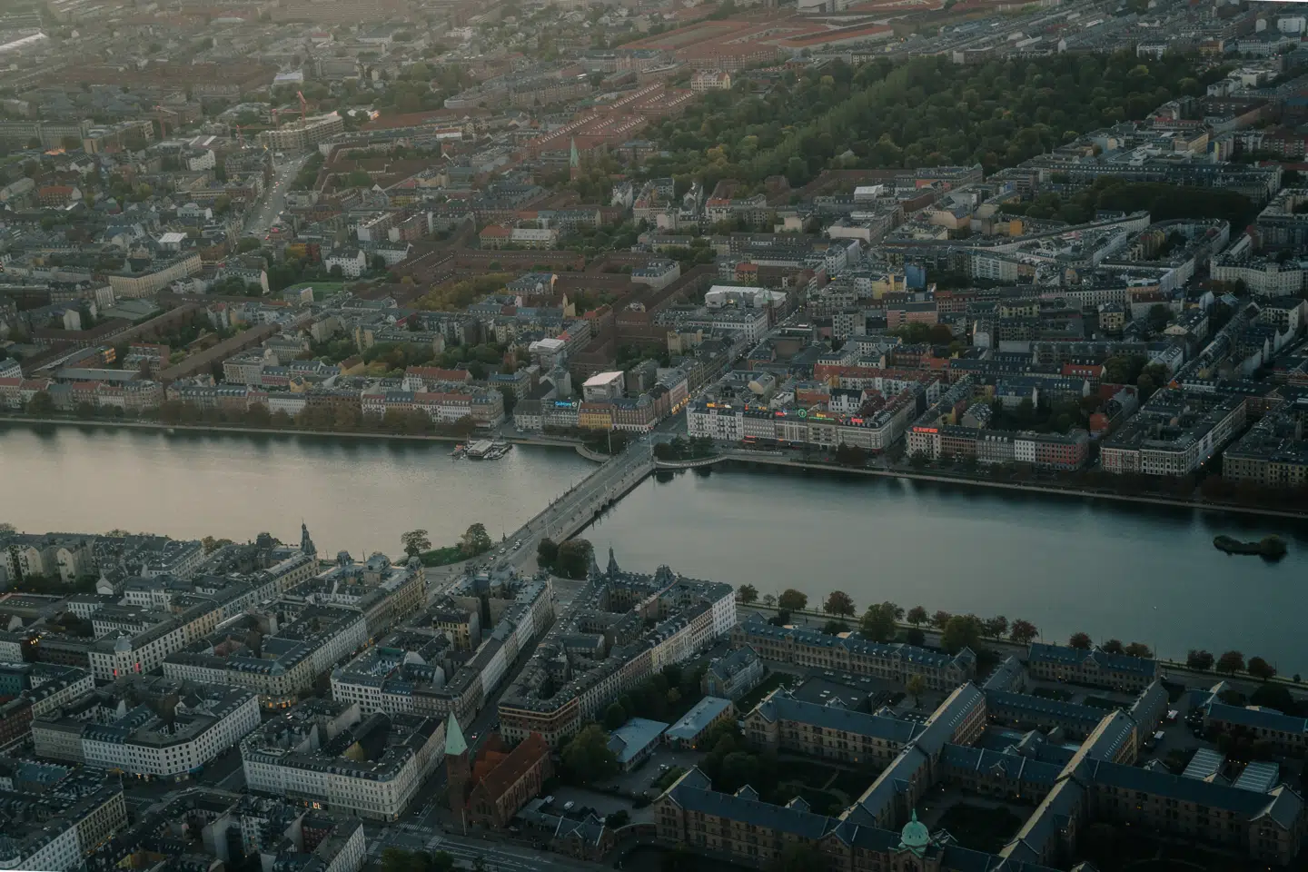 Region Hovedstadens værdiskabelse er de sidste 33 år kun blevet større sammenlignet med resten af landet. En stor del af forklaringen er befolkningstilvækst, men de senere år, er det primært store virksomheders aktiviteter, der driver udviklingen.