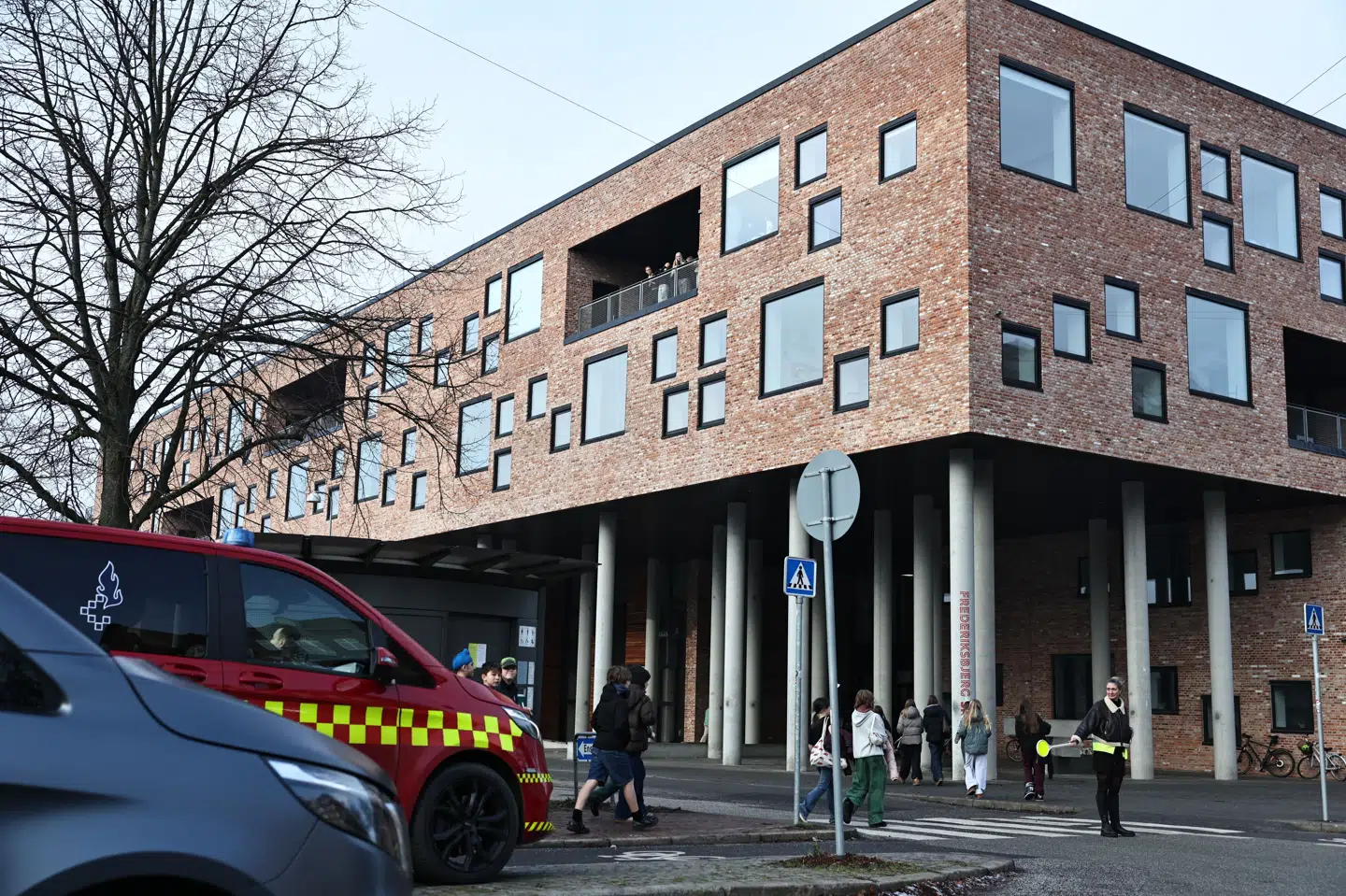 Tirsdag formiddag var politi og brandvæsen til stede ved Frederiksbjerg Skole på Ingerslevs Boulevard i Aarhus efter en anmeldelse om et muligt kemikalieudslip, der senere viste sig at være ufarligt.