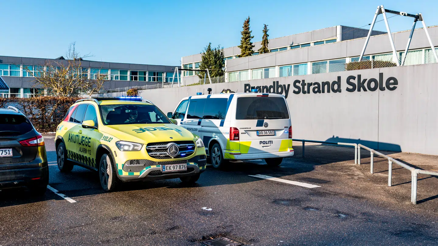 Politi og ambulance til stede på Brøndby Strand Skole i Brøndby tirsdag den 20. januar 2026.