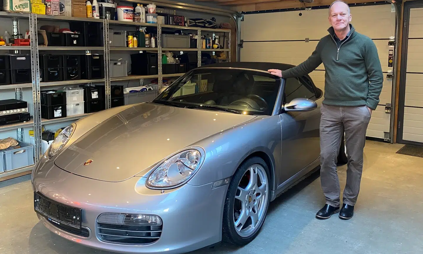 Lars Andersen fjerner nummerpladerne på sin hobbybil hver vinter for at holde den grønne ejerafgift i bund.