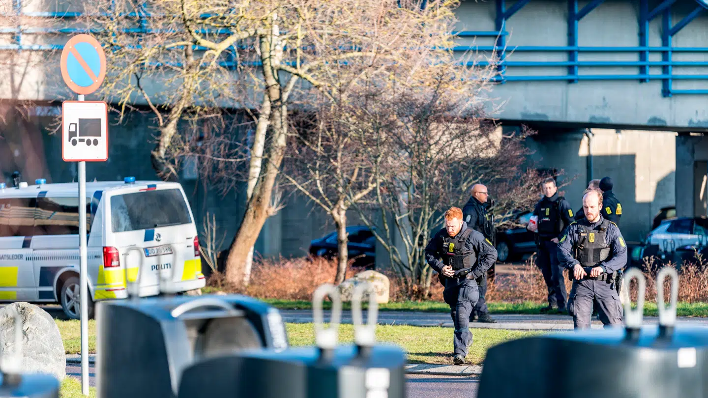 Politi og ambulance til stede på Brøndby Strand Skole i Brøndby tirsdag den 20. januar 2026.
