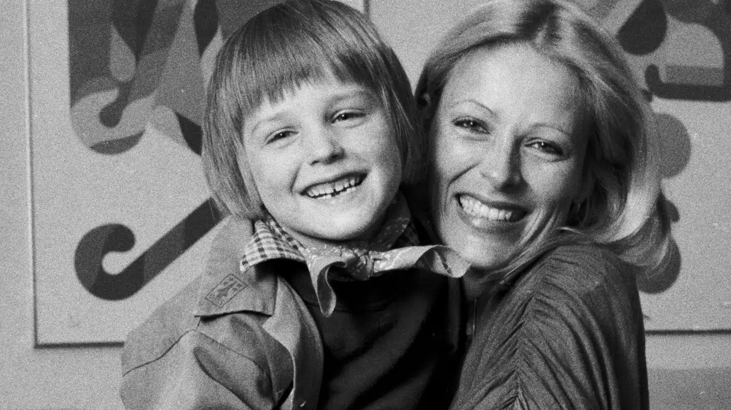 Suzanne Bjerrehuus og en ung Oliver Bjerrehuus.
