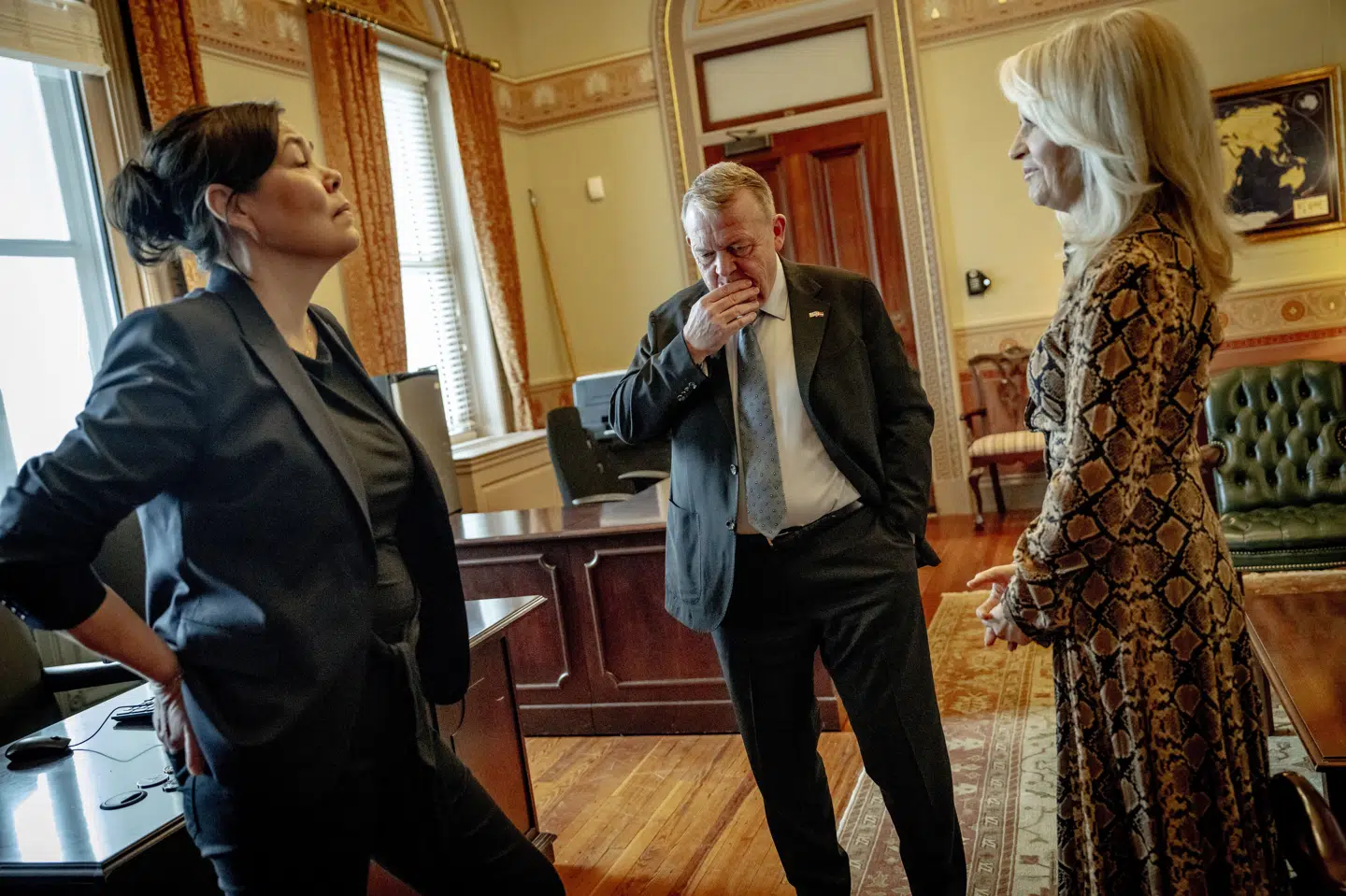 Udenrigsminister Lars Løkke Rasmussen (M) og Grønlands minister for udenrigsanliggender, Vivian Motzfeldt, blev modtaget af den amerikanske protokolchef, Monica Crowley, inden mødet med USA's vicepræsident, J.D. Vance, og USA's udenrigsminister, Marco Rubio, onsdag.
