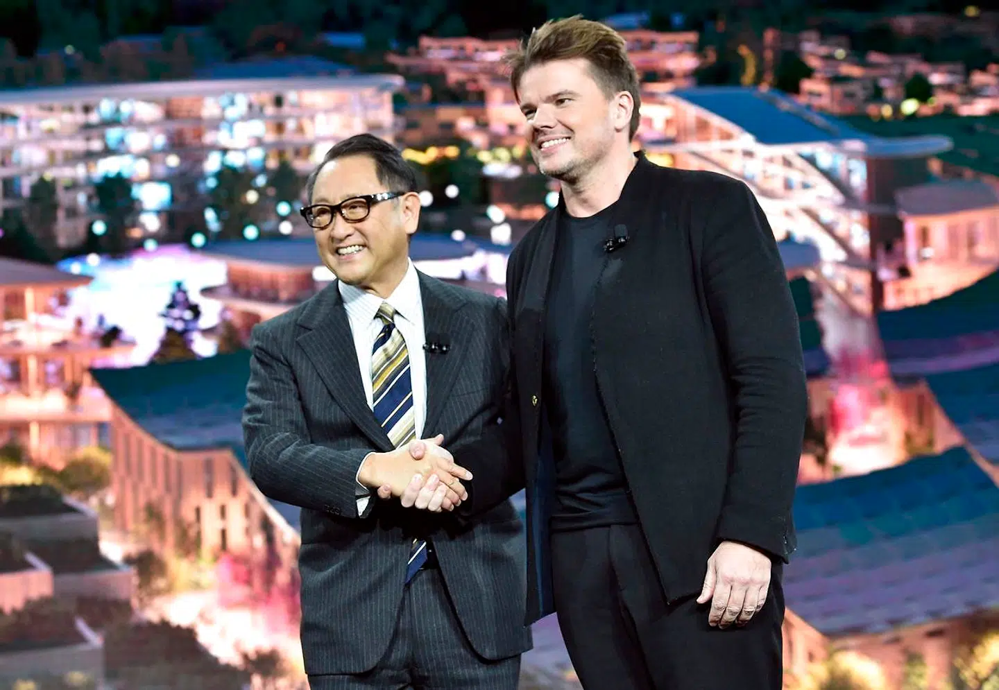 Akio Toyoda, formand for Toyotas bestyrelse, er blevet hånet, udskammet og grinet af i de seneste år, fordi han nægtede at satse på elbiler. Aktiekursen på Toyota er raslet ned, og The Daily Telegraph dødsdømte koncernen. Nu ser han ud til at have været den klogeste, og han er klar med en kold douche til elbilelskerne. Her er han fotograferet i 2020 med den danske arkitekt Bjarke Ingels.