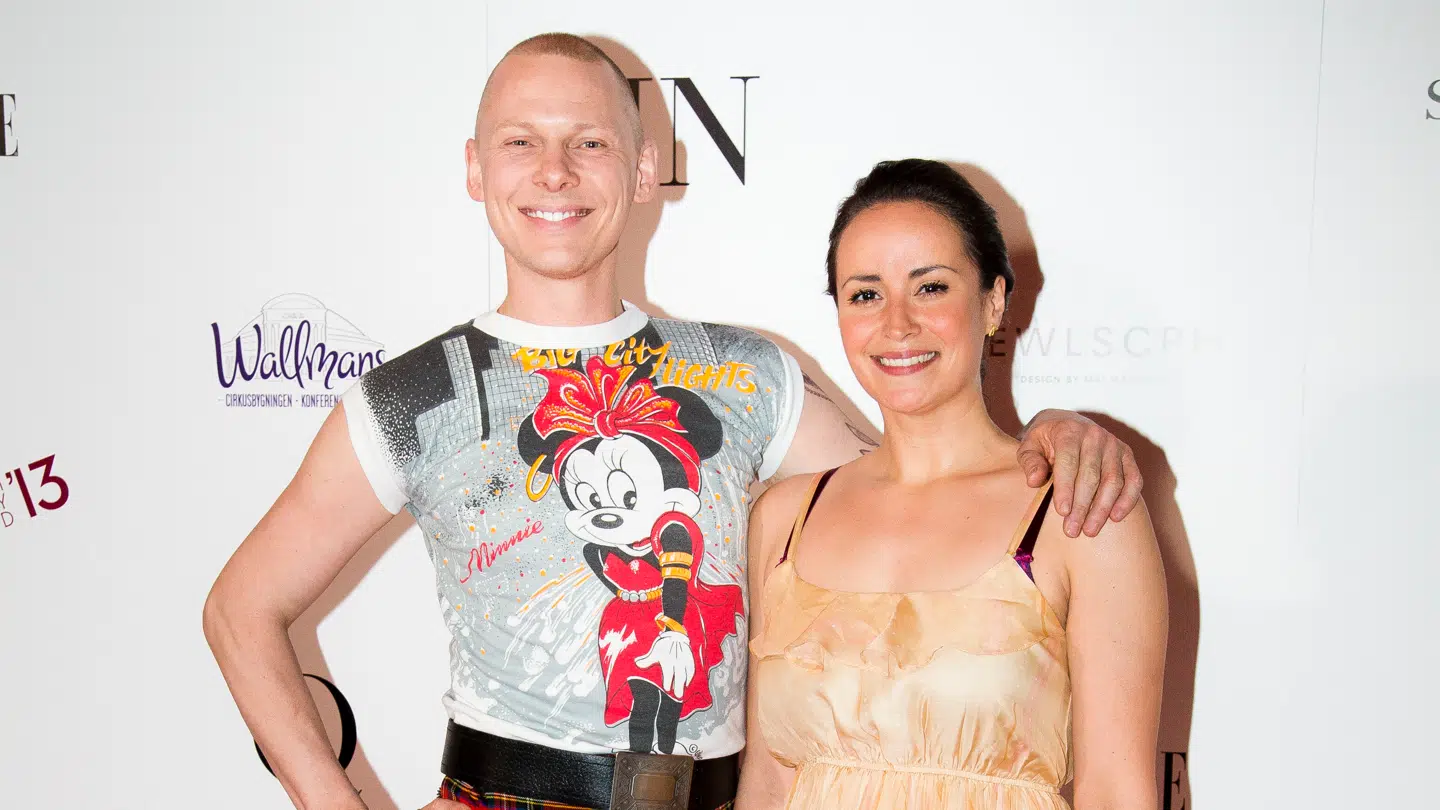 Jim Lyngvild nævner blandt andet sit tætte forhold til den dansk-grønlandske sangerinde Julie Berthelsen