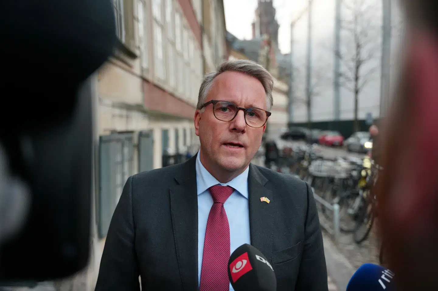 Erhvervsminister Morten Bødskovs (S) taler med pressen efter et møde med erhvervsorganisationer og fagbevægelsen.