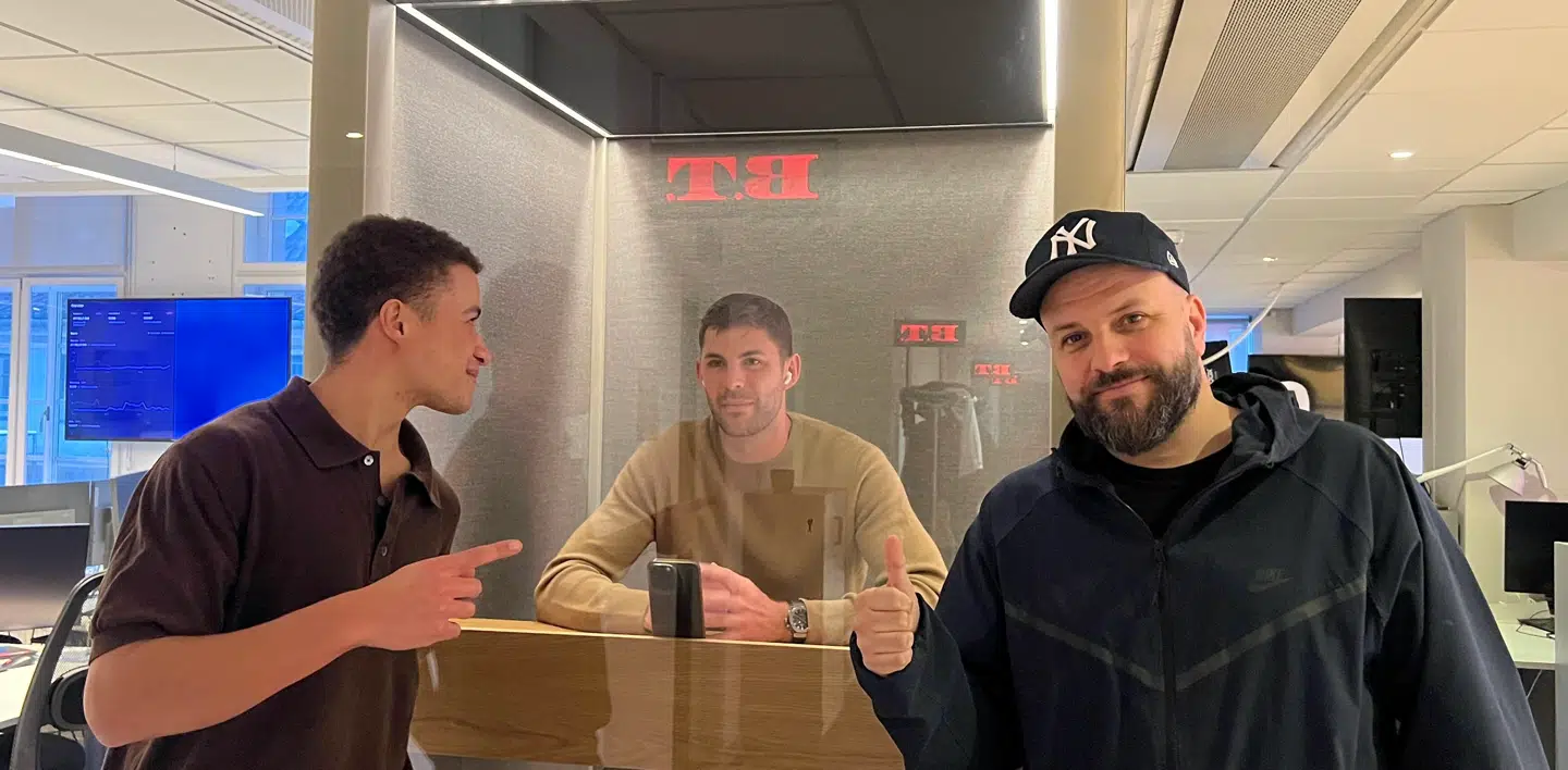 B.T. Fodbold består af eksperterne Jannick Liburd (tv.), Emil Berggren (i midten) og vært Lasse Vøge.