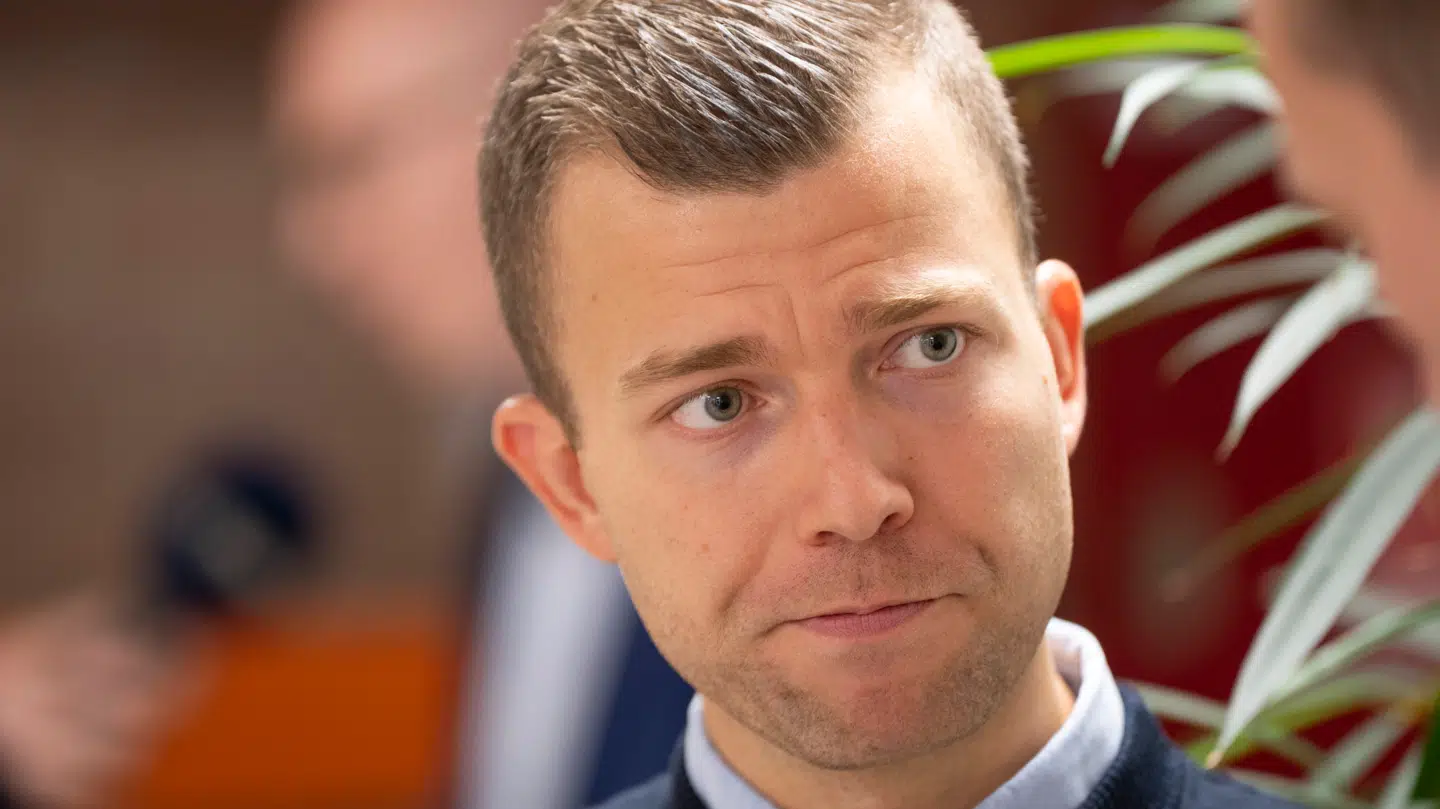 Nick Zimmermann (DF) røg i totterne på Frederik Vad (S)