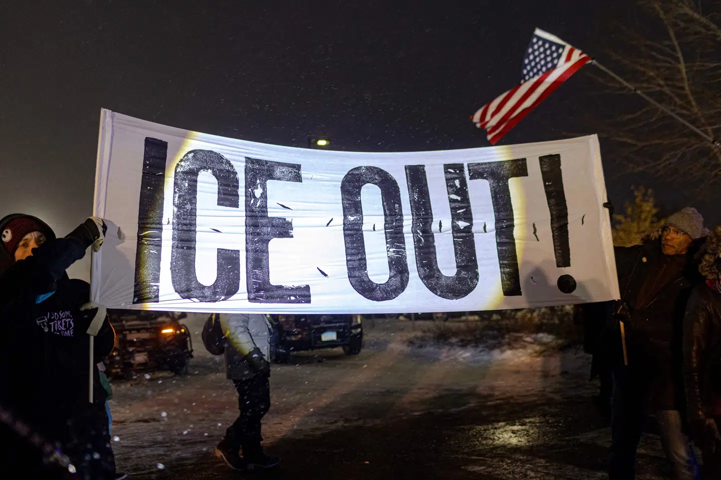 Demonstranter holder et stort skilt mod immigrationsmyndigheden ICE under en demonstration søndag i Minneapolis i Minnesota. (Arkivfoto).