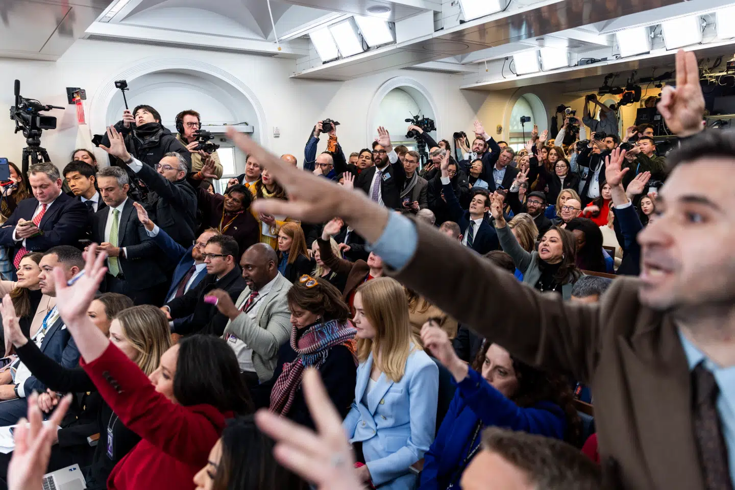 Der var kamp blandt journalisterne for at få lov til at stille Donald Trump et spørgsmål ved præsidentens pressemøde tirsdag i Det Hvide Hus.