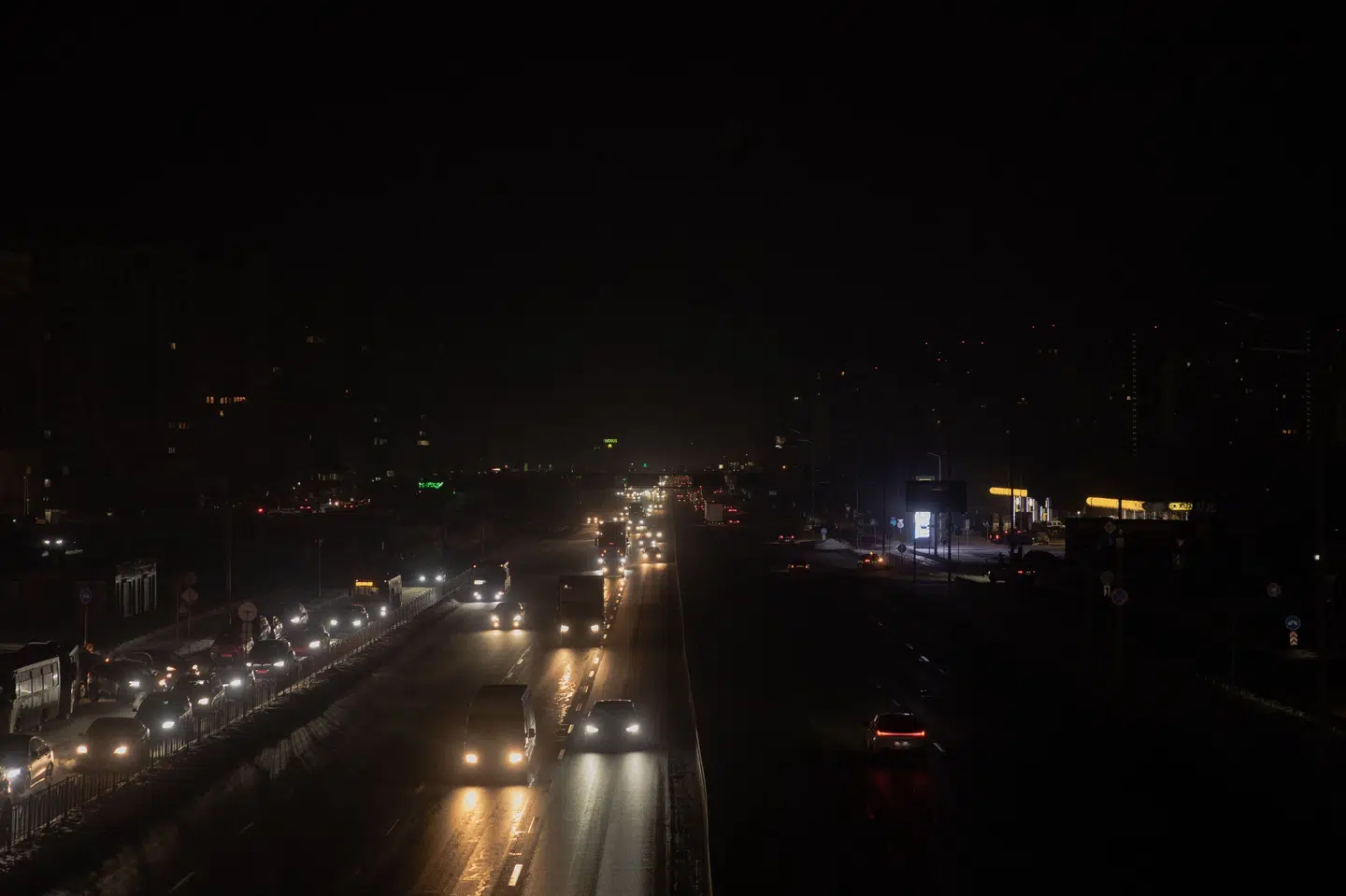 Ukraines hovedstad, Kyiv, er mørklagt under en strømafbrydelse efter russiske missil- og droneangreb på ukrainske energianlæg. (Arkivfoto).