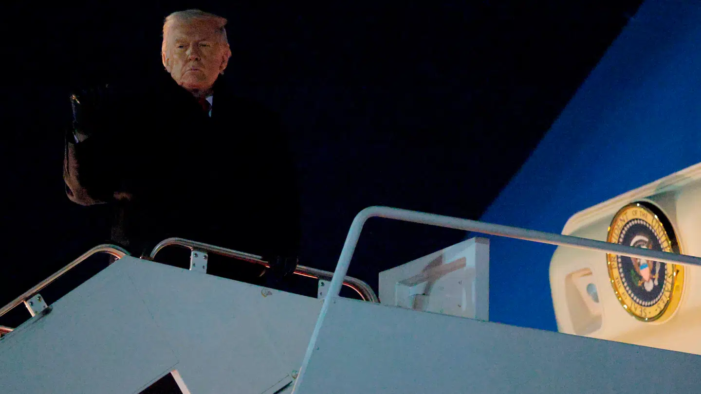 Her ses Donald Trump stige om bord på Air Force One med afgang mod Schweiz. Kort efter måtte flyet vende om.