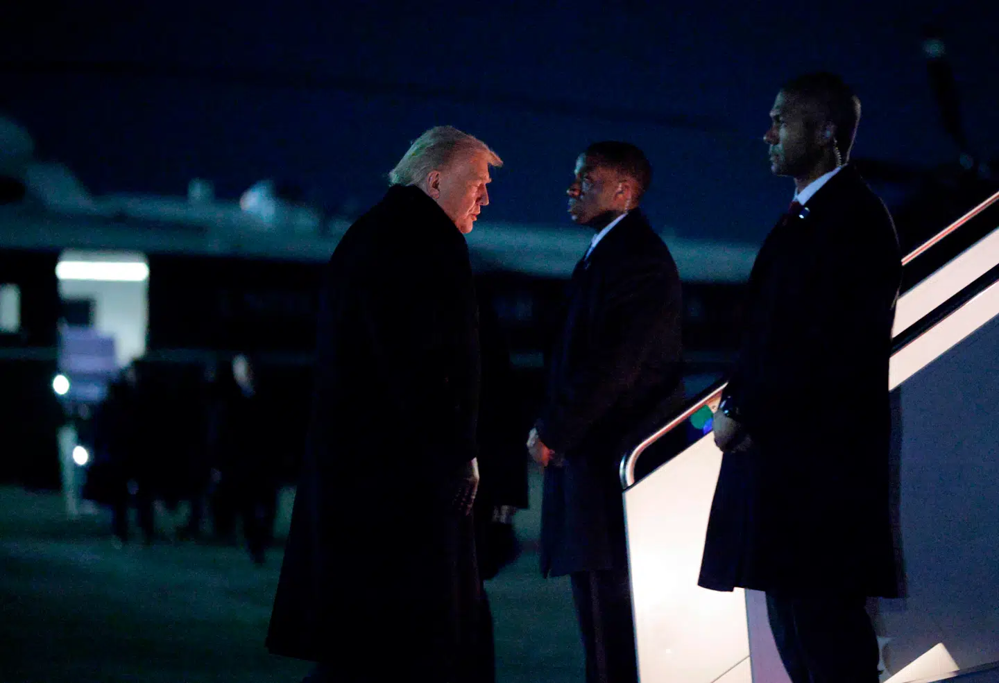 Her ses Donald Trump stige om bord på Air Force One med afgang mod Schweiz. Kort efter måtte flyet vende om.