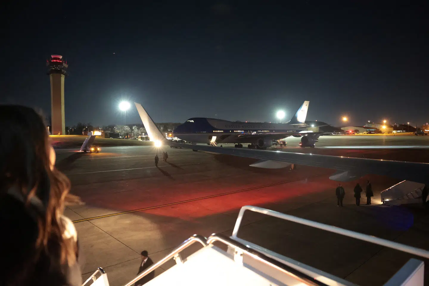 Der vil nu blive skiftet til et andet fly, som skal fragte den amerikanske præsident og hans følge til Schweiz.