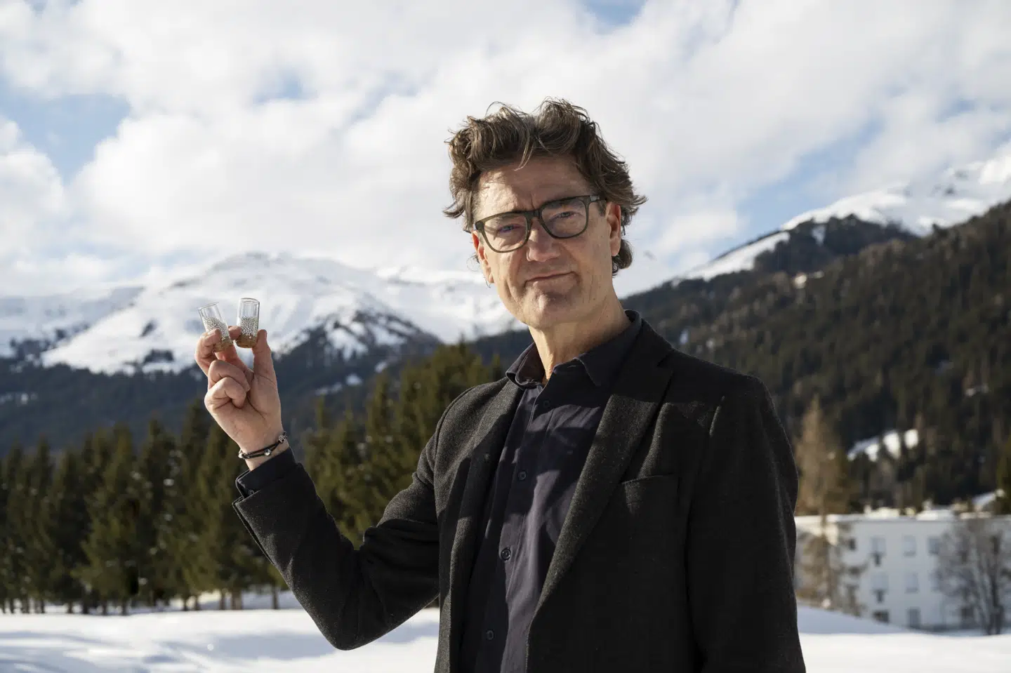 Pandoras direktør for bæredygtighed og kommunikation Mads Twomey-Madsen fremviser en prøve af det genanvendte sølv, som Pandora bruger til smykkefremstilling. (Arkivfoto).