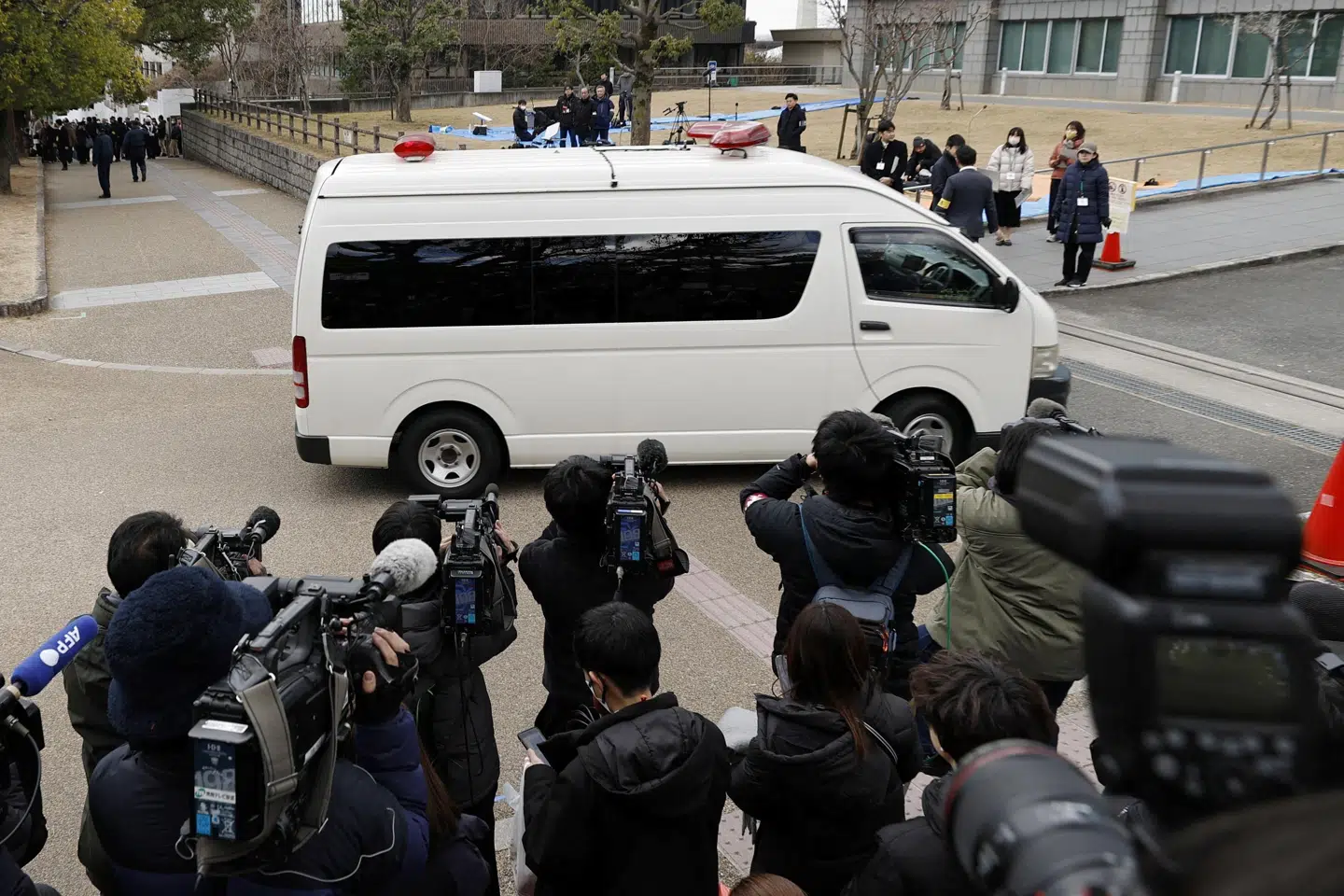 Bil med Tetsuya Yamagami ankom onsdag til domstol i Nara i Japan, hvor den 45-årige mand blev idømt livstid for drabet på tidligere premierminister Shinzo Abe.