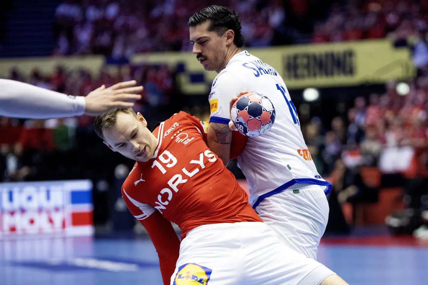 Der blev taget hårdt fat i Mathias Gidsel, da Danmark højst overraskende tabte til Portugal.