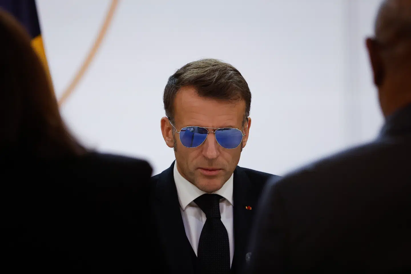 En inflammation i det ene øje er årsagen til, at Frankrigs præsident, Emmanuel Macron, de seneste dage har båret solbriller af samme mærke som dem, Tom Cruise bruger i filmen »Top Gun«.