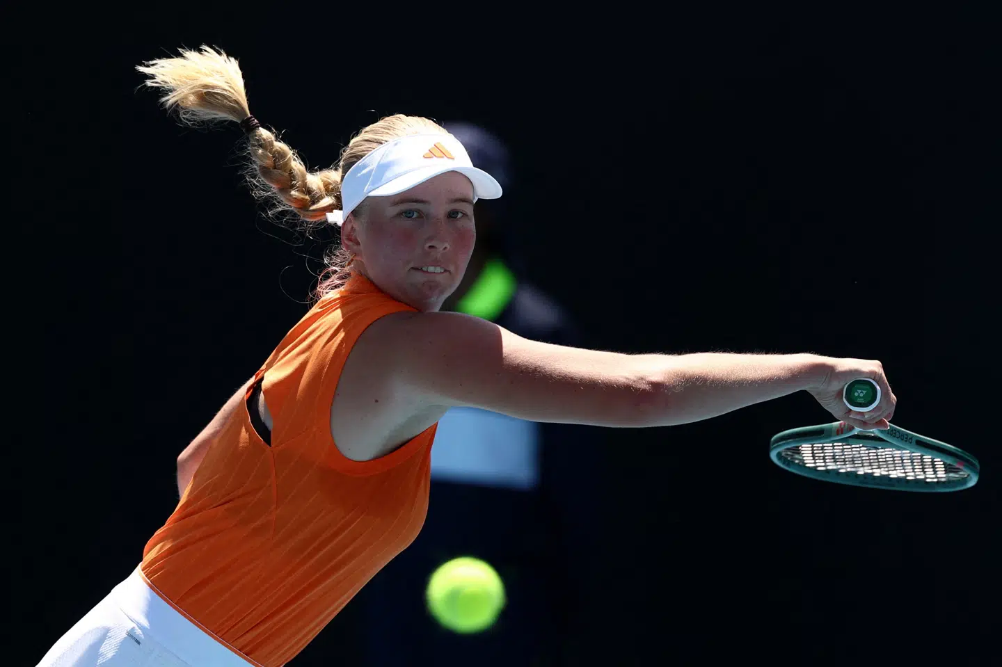 Clara Tauson er videre til tredje runde i Melbourne, hvor canadieren Victoria Mboko venter.