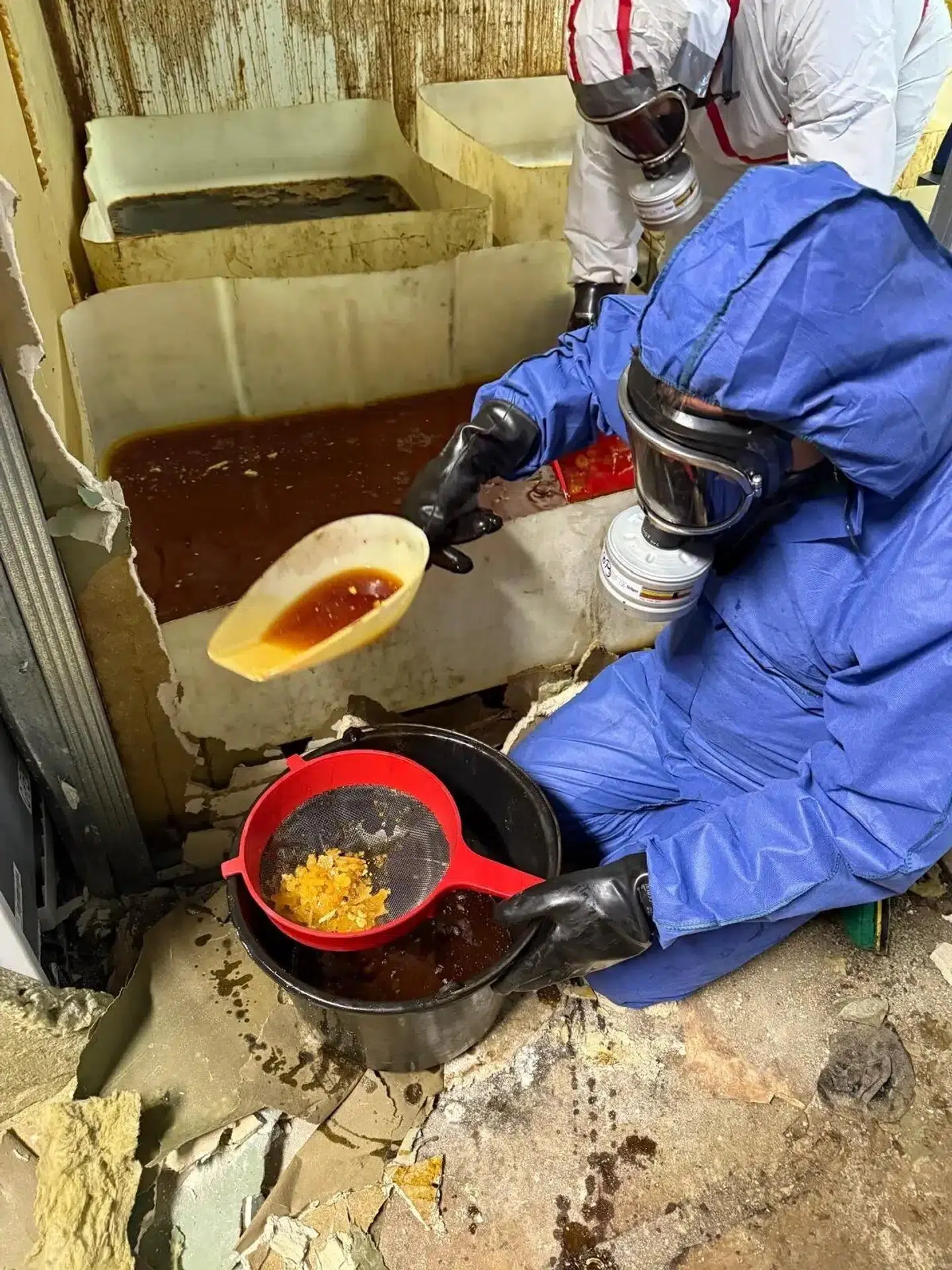 Under aktionen mod narkoringen beslaglagde myndighederne også mere end 120.000 liter giftigt kemisk affald.