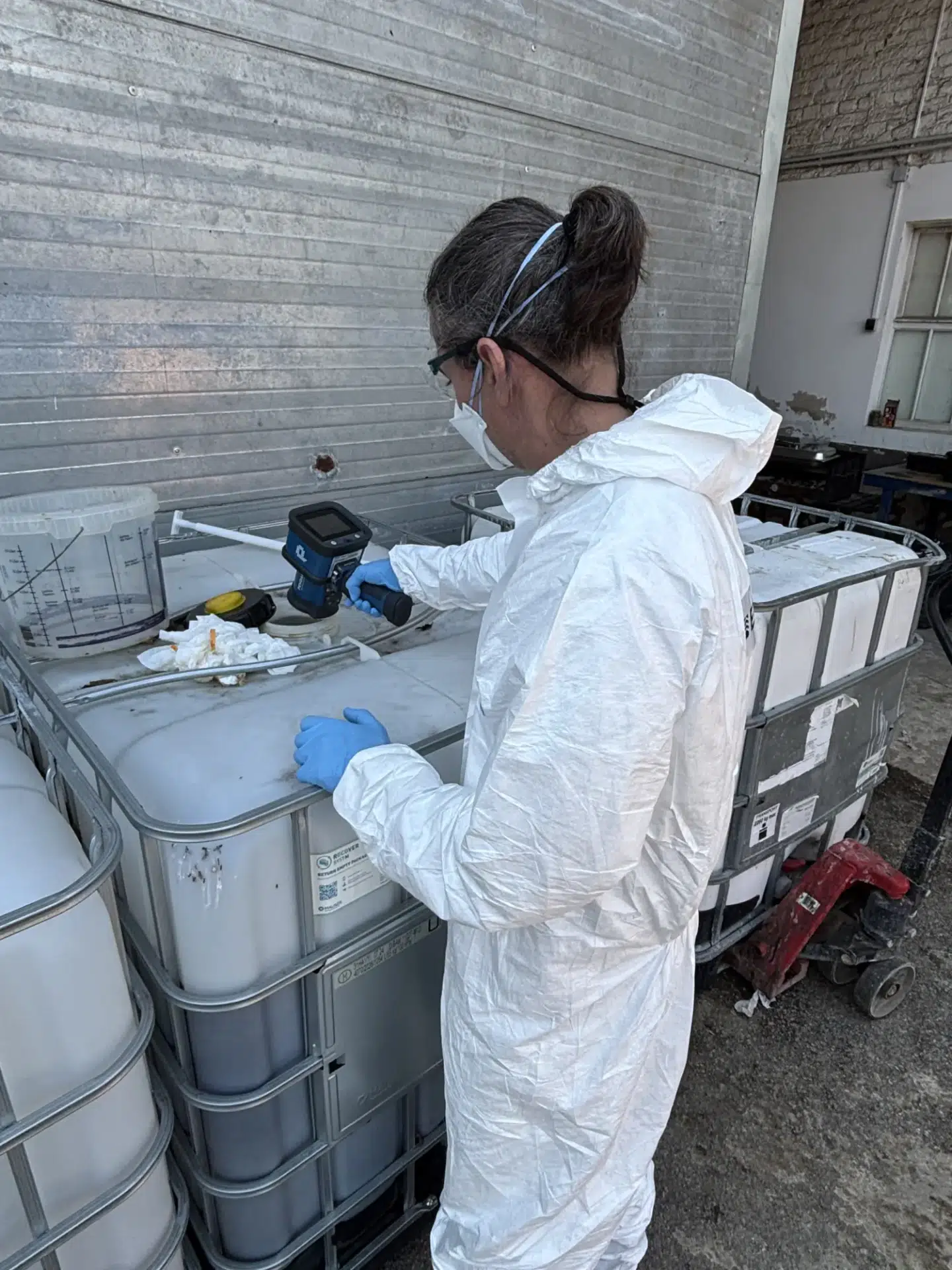 De beslaglagte ingredienser var ifølge Europol nok til at producere over 300 ton syntetisk narko som amfetamin, MDMA og methamfetamin.