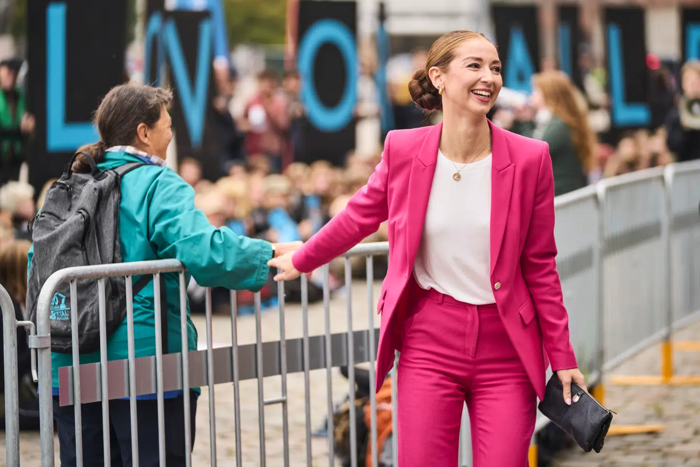 Den radikale politiker Samira Nawa har kastet sig ud i et digitalt projekt og annoncerer »kønsskifte«.